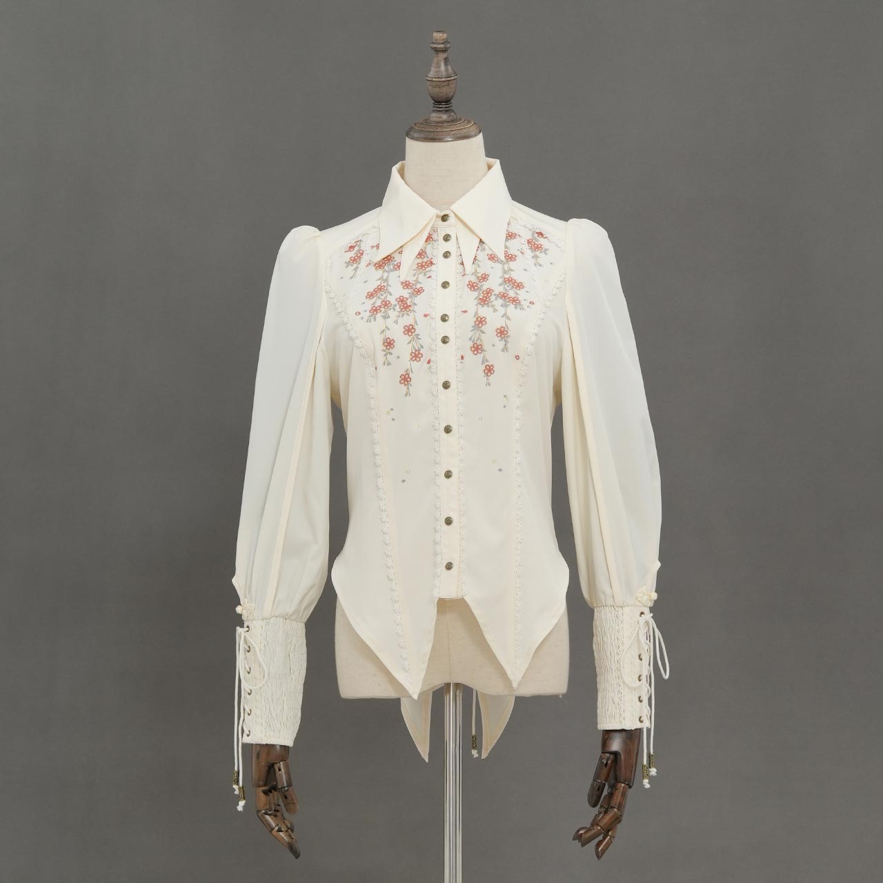 桜刺繡ブラウス