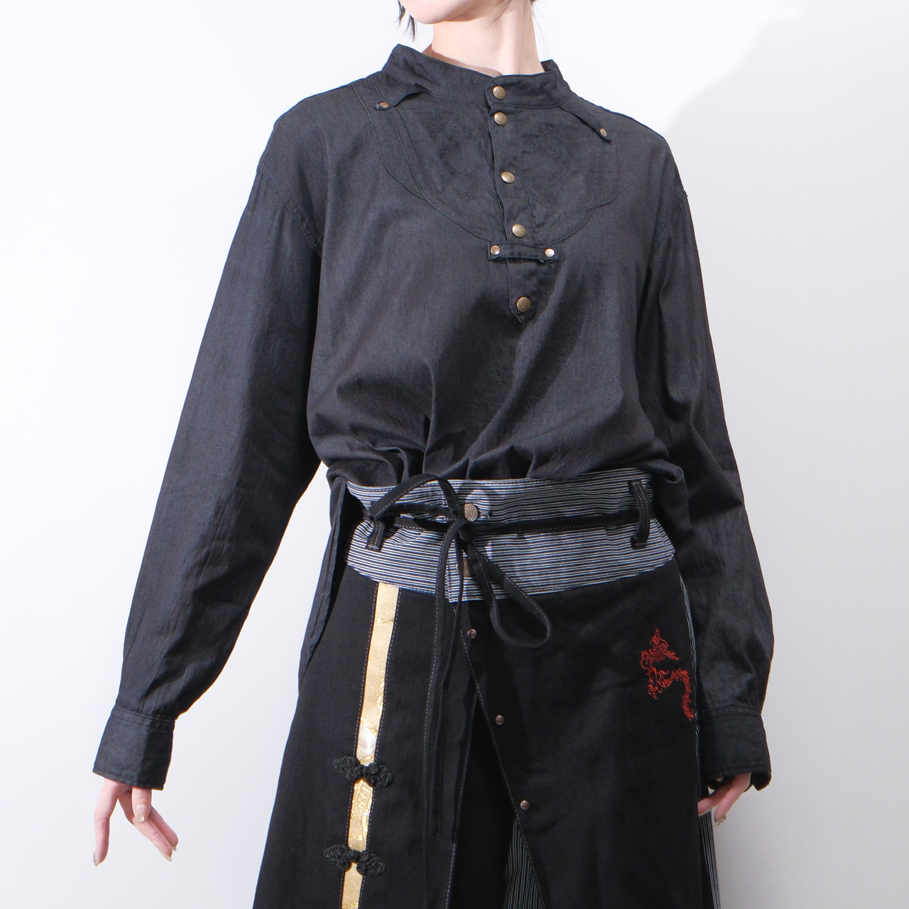 龍刺繍入りヘンリーネックシャツ