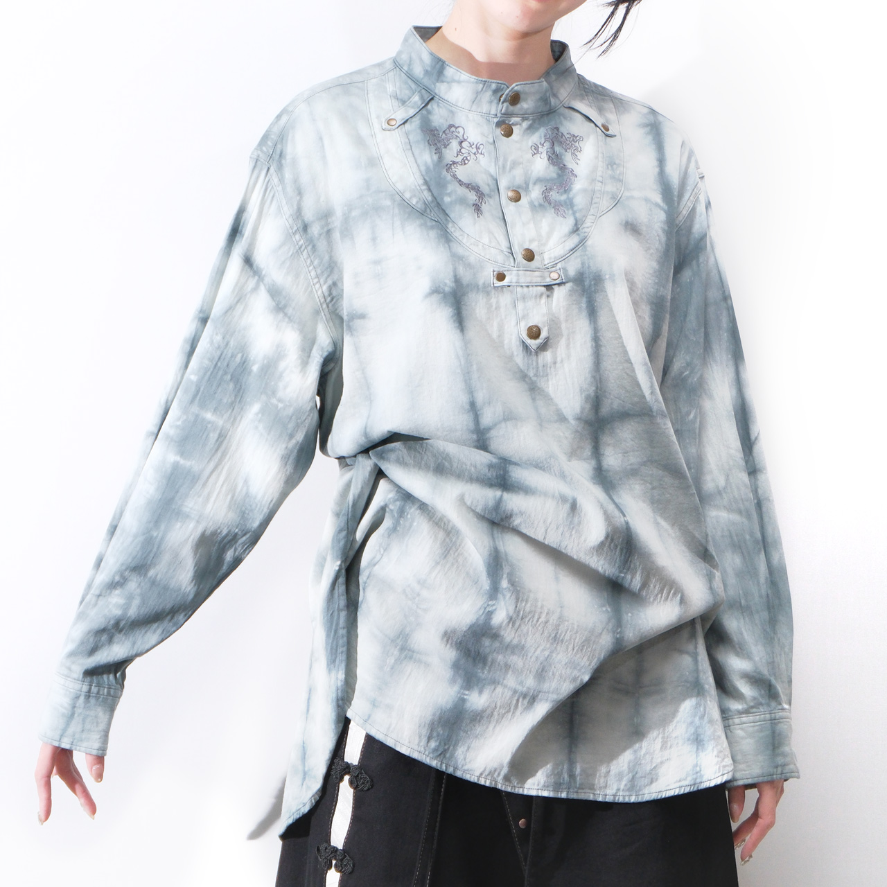 龍刺繍入りヘンリーネックシャツ