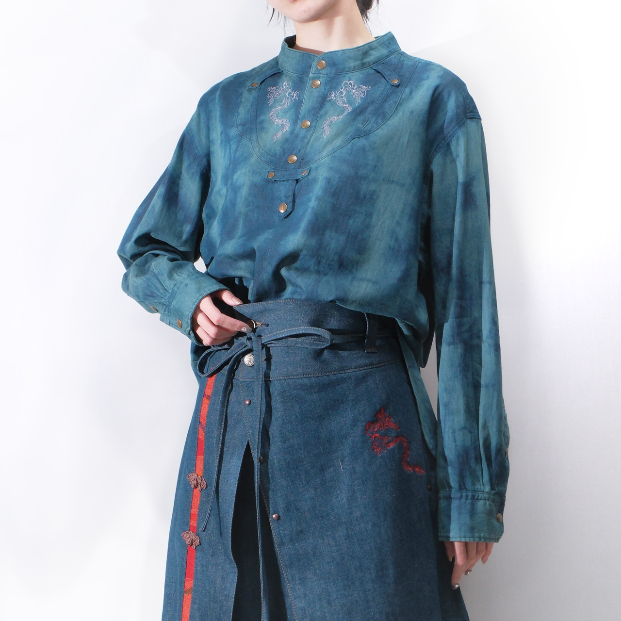 龍刺繍入りヘンリーネックシャツ